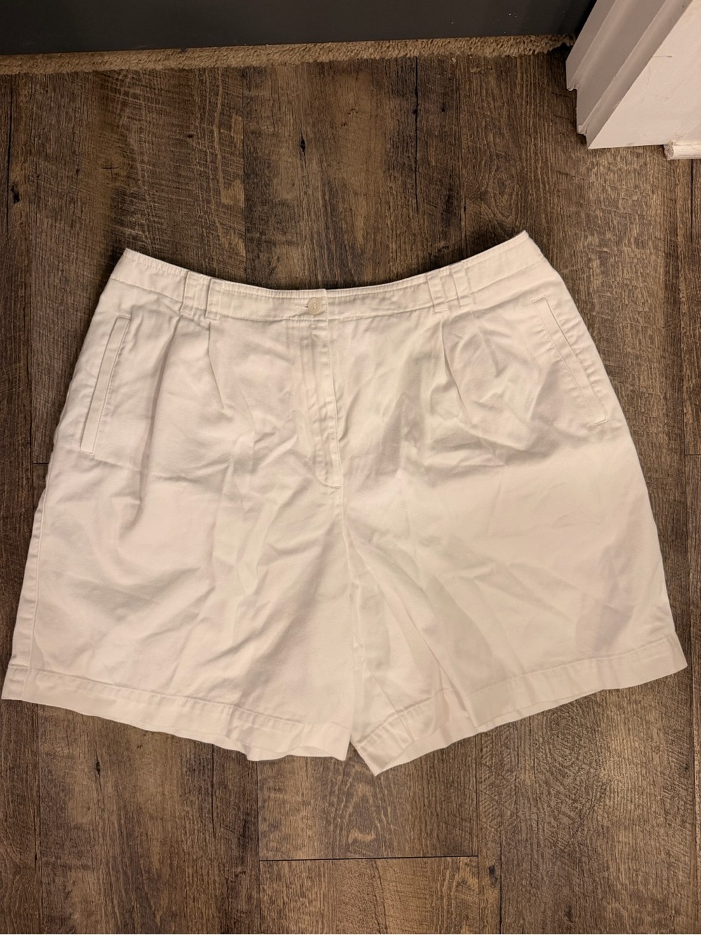 Liz Claiborne Lizsport White Pleated High Rise Shorts 16